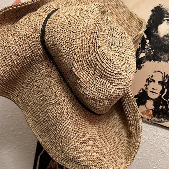 Simple straw hat - Picture 2 of 3